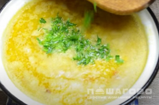 Фото приготовления рецепта: Гороховый суп с копчеными ребрышками и зеленью - шаг 7
