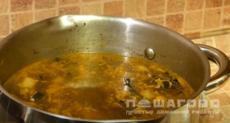 Фото приготовления рецепта: Грибной суп из сушеных грибов с перловкой - шаг 7