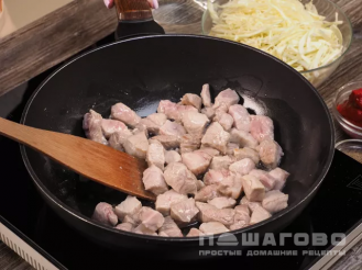 Фото приготовления рецепта: Бигус из свежей капусты со свининой - шаг 2