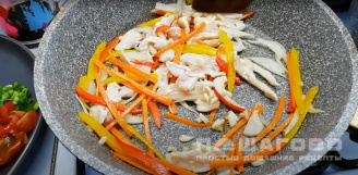 Фото приготовления рецепта: Фунчоза с курицей и овощами - шаг 6