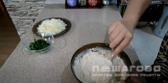 Фото приготовления рецепта: Лепёшки с сыром и зеленью жареные на сковороде - шаг 3