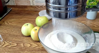 Фото приготовления рецепта: Итальянский деревенский яблочный пирог - шаг 3