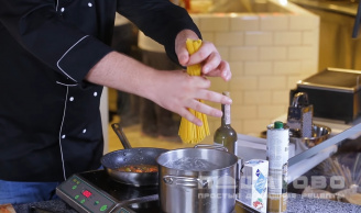 Фото приготовления рецепта: Cпагетти а-ля путанеска - шаг 4