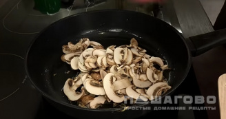 Фото приготовления рецепта: Салат с грибами и мясом - шаг 3