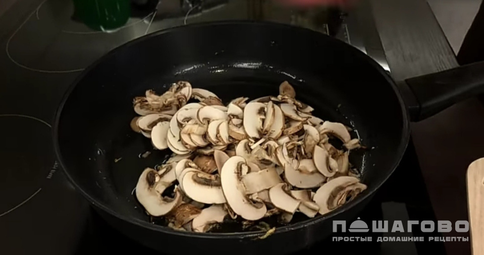 Фото приготовления рецепта: Салат с грибами и мясом - шаг 3