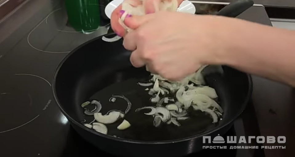 Фото приготовления рецепта: Салат с грибами и мясом - шаг 2