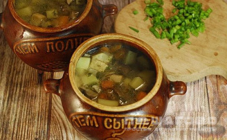 Фото приготовления рецепта: Грибной суп с сельдереем (в горшочках) - шаг 11