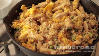 Фото приготовления рецепта: Жареный рис по-азиатски - шаг 7