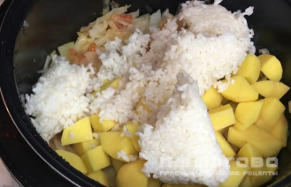Фото приготовления рецепта: Тушеный капустняк с рисом - шаг 5