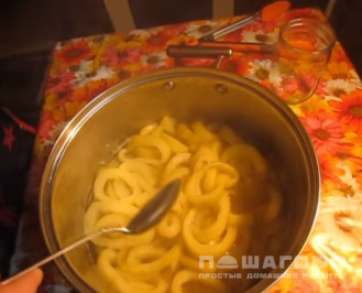 Фото приготовления рецепта: Консервированные кольца кабачков в ананасовом сиропе - шаг 3