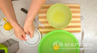 Фото приготовления рецепта: Лимонные панкейки на кефире с шоколадной начинкой - шаг 2