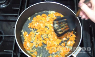 Фото приготовления рецепта: Вегетарианский суп из цветной капусты - шаг 4