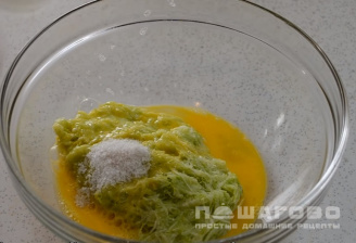 Фото приготовления рецепта: Блинчики из кабачков на кефире с зеленью на сковороде - шаг 1
