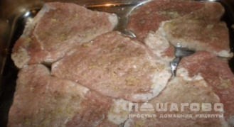 Фото приготовления рецепта: Мясо по-французски с грибами - шаг 3