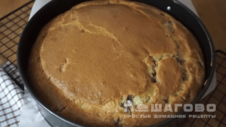 Фото приготовления рецепта: Заливной пирог с картофелем и сайрой - шаг 4