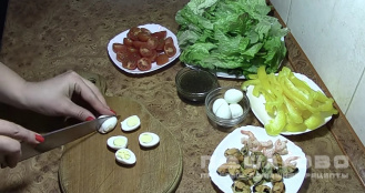 Фото приготовления рецепта: Салат с мидиями и креветками - шаг 4