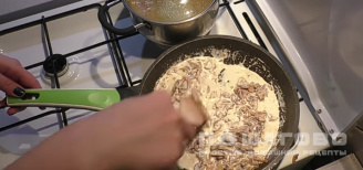 Фото приготовления рецепта: Паста с грибами в сливочном соусе - шаг 8