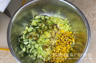 Фото приготовления рецепта: Салат с капустой, огурцами и кукурузой - шаг 4