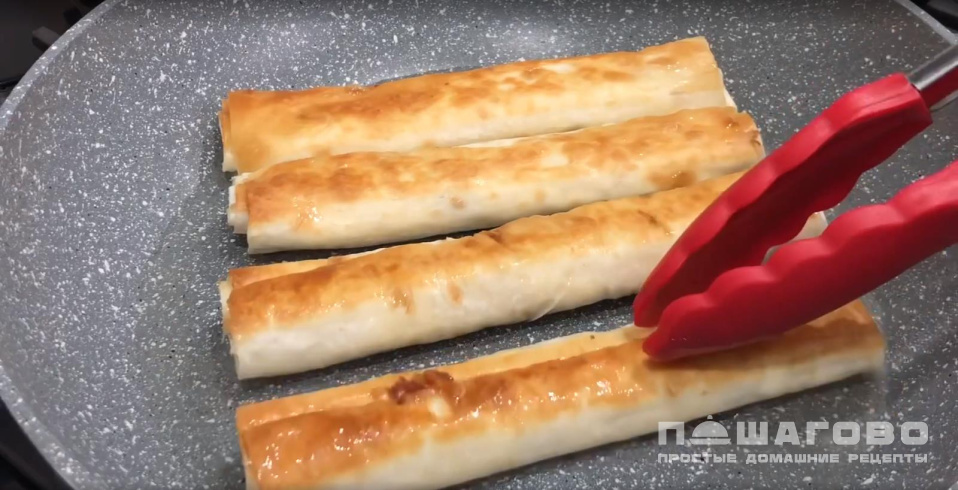 Фото приготовления рецепта: Сырные палочки из лаваша - шаг 4
