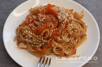 Фото приготовления рецепта: Спагетти с овощами и соевым соусом - шаг 5