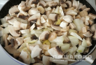 Фото приготовления рецепта: Суп грибной из шампиньонов рецепт с картофелем - шаг 4