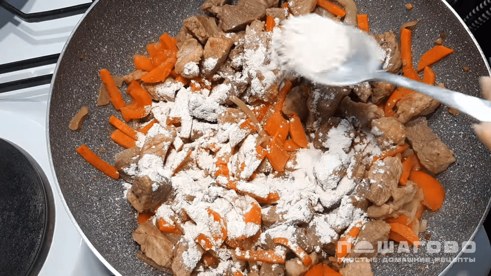 Фото приготовления рецепта: Мясная подлива с грибами - шаг 2