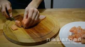 Фото приготовления рецепта: Заливной пирог с красной рыбой - шаг 7