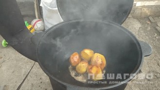 Фото приготовления рецепта: Говяжий хвост с картошкой - шаг 2