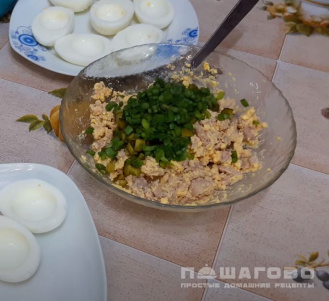 Фото приготовления рецепта: Фаршированные печенью трески яйца - шаг 5
