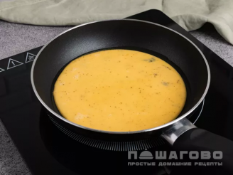Фото приготовления рецепта: Омлет с ветчиной сыром и яблоком - шаг 4