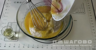 Фото приготовления рецепта: Сладкие русские блины на дрожжах - шаг 5