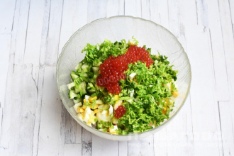 Фото приготовления рецепта: Крабовый салат с красной икрой и пекинской капустой - шаг 8