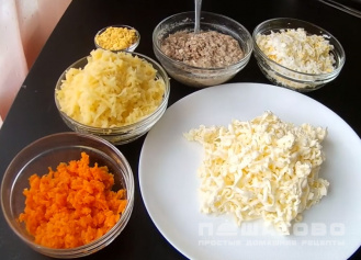 Фото приготовления рецепта: Салат «Мимоза» с плавленым сыром - шаг 1