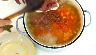 Фото приготовления рецепта: Гороховый суп с копченой колбасой - шаг 6