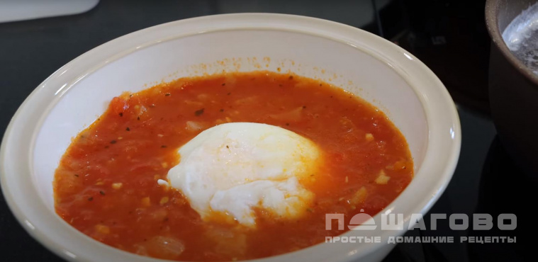 Суп с помидорами и яйцом