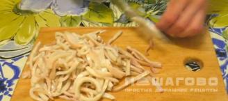 Фото приготовления рецепта: Нежный кальмар в сметанном соусе - шаг 5