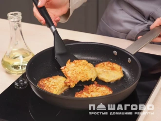 Фото приготовления рецепта: Картофельные оладьи Деруны - шаг 3