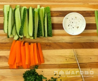 Фото приготовления рецепта: Свежие овощи с чесночным соусом - шаг 3