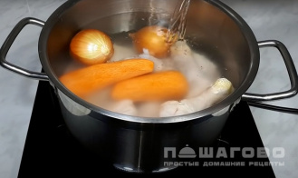 Фото приготовления рецепта: Куриный холодец - шаг 4