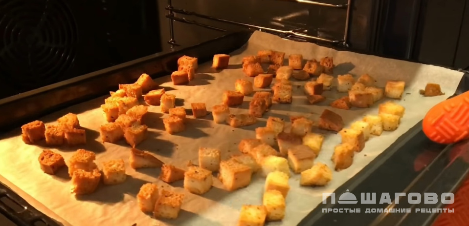 Фото приготовления рецепта: Салат «Цезарь» с курицей овощами и сыром - шаг 2