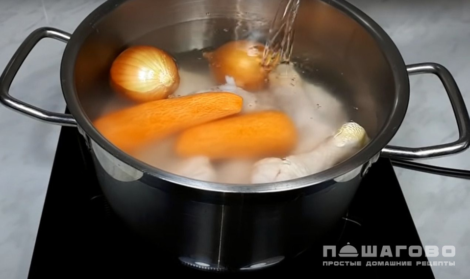 Фото приготовления рецепта: Куриный холодец - шаг 4