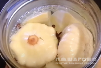 Фото приготовления рецепта: Огурцы с патиссонами на зиму - шаг 6