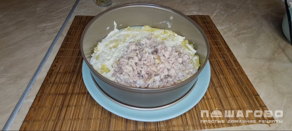 Фото приготовления рецепта: Мимоза с курицей слоями - шаг 3