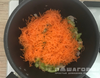 Фото приготовления рецепта: Салат с баклажанами и фасолью на зиму - шаг 8