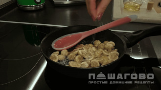 Фото приготовления рецепта: Салат с грибами и кальмарами - шаг 3