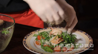 Фото приготовления рецепта: Салат с морепродуктами и рукколой - шаг 6