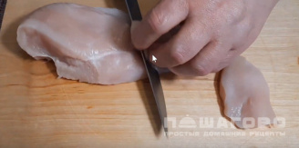 Фото приготовления рецепта: Куриные отбивные в сырном кляре - шаг 1