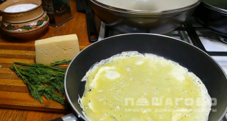 Фото приготовления рецепта: Яичница с сыром - шаг 2