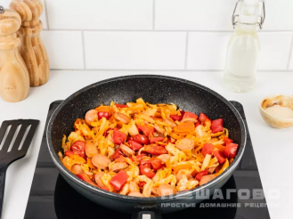 Фото приготовления рецепта: Бигус с сосисками и свежей капустой - шаг 4