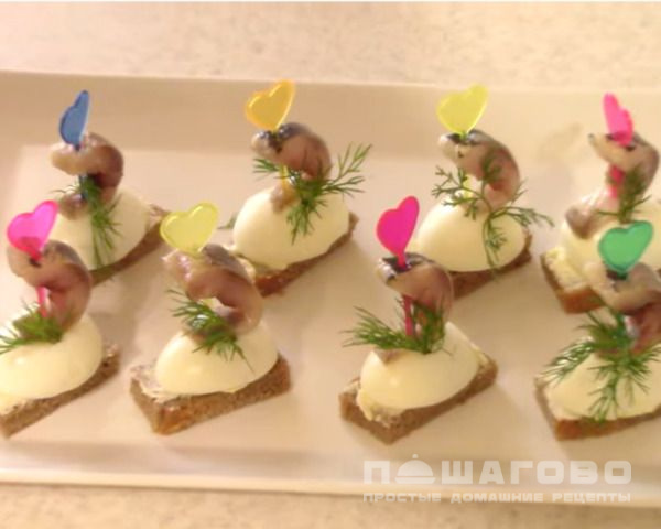 Канапе с кусочками сельди и яйцом